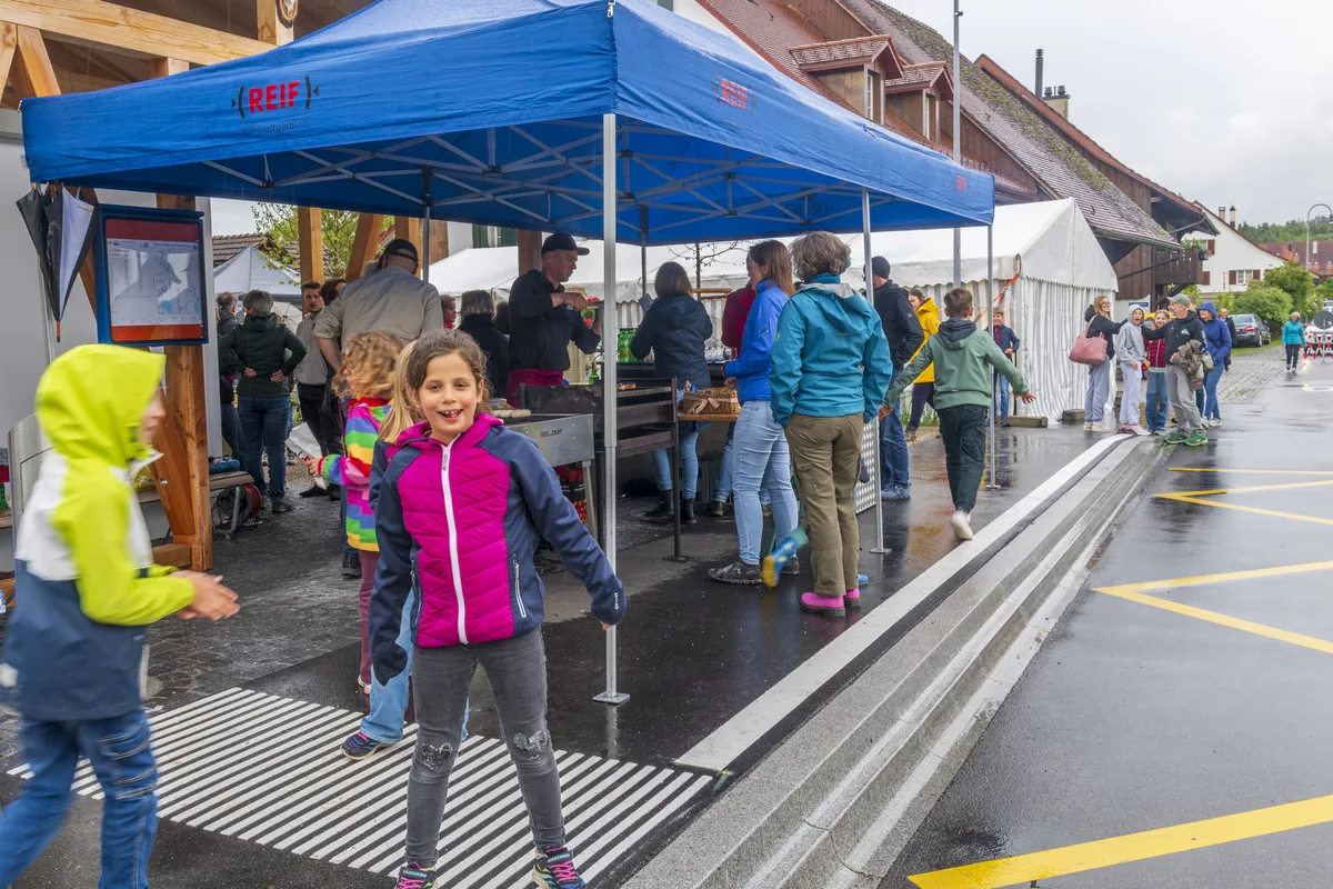 Elin aus Bisikon freut sich über den neuen Dorfplatz und das noch mehr über das Einweihungsfest. Der neue Dorfplatz in Bisikon wurde feierlich eingeweiht.